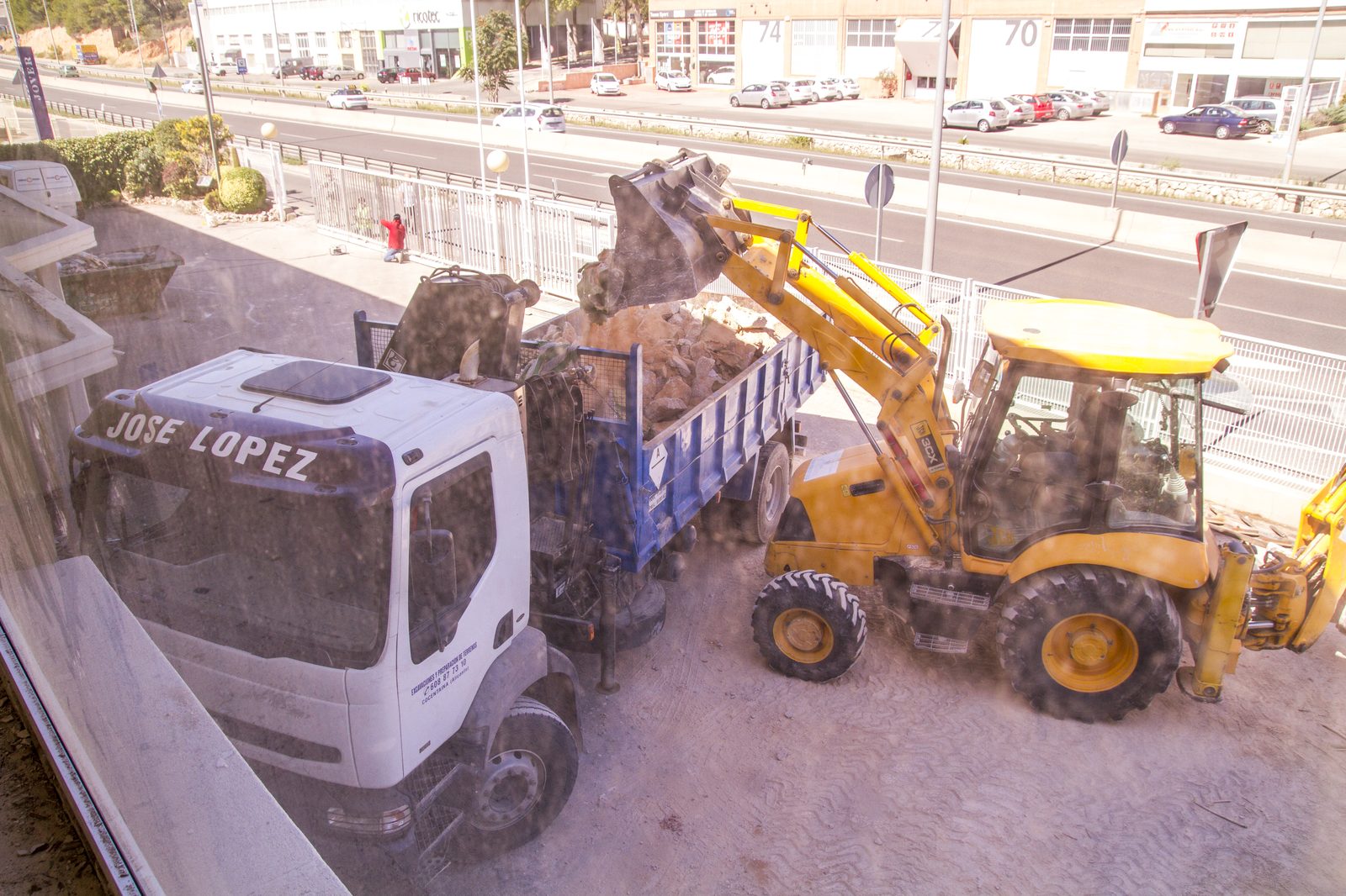 Camión Jose Lopez cargando tierra en obra pública
