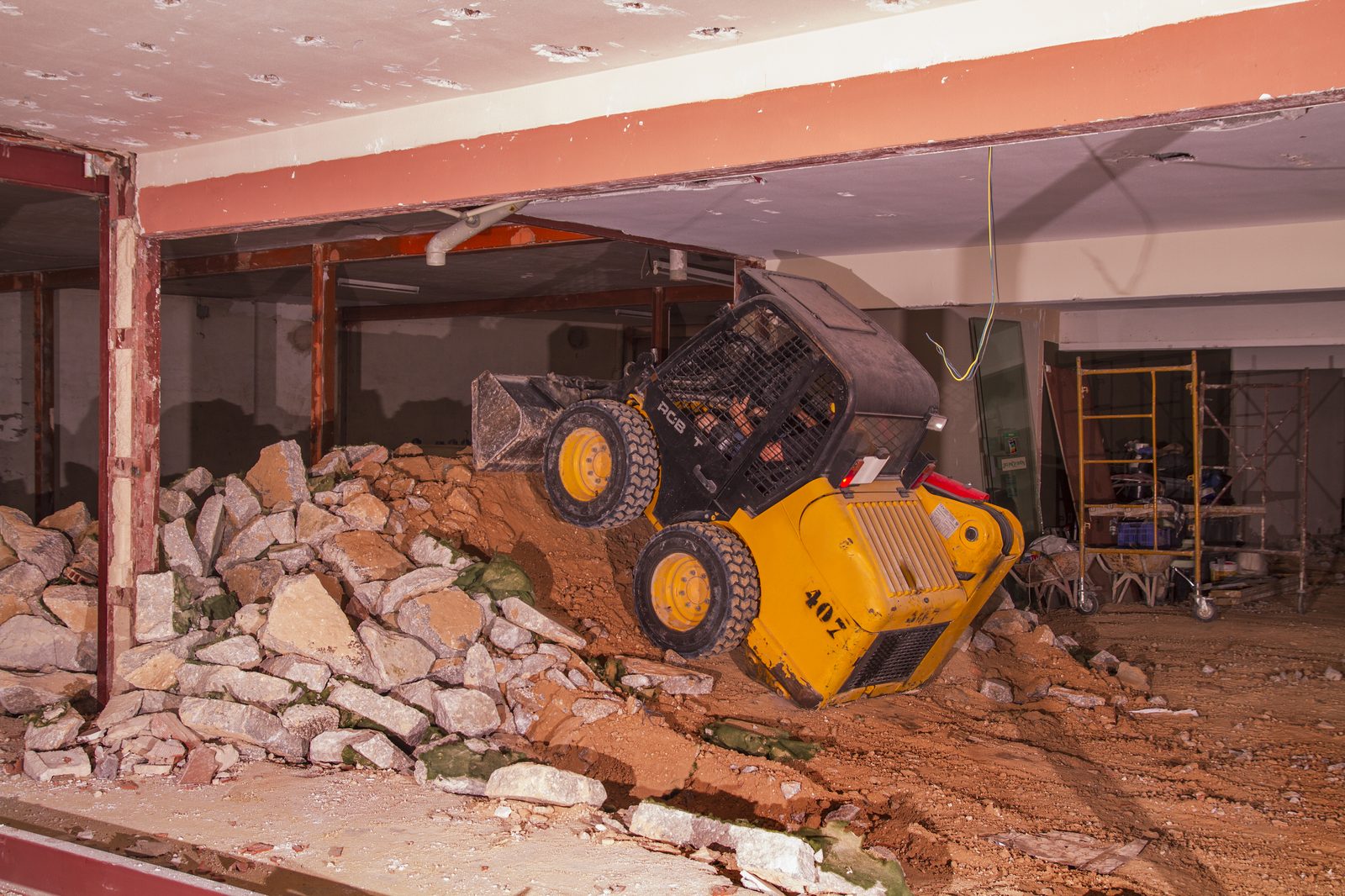 Miniexcavadora en trabajos de demolición interior