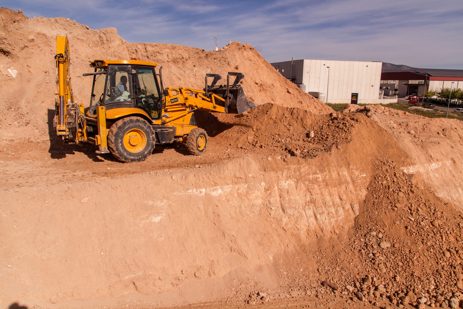 Retroexcavadora en movimiento de tierras — Cocentaina