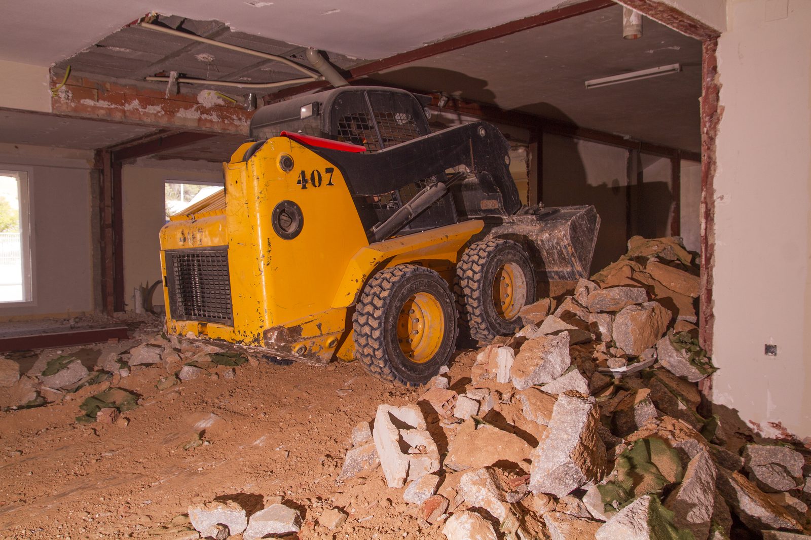 Miniexcavadora en trabajos de demolición interior
