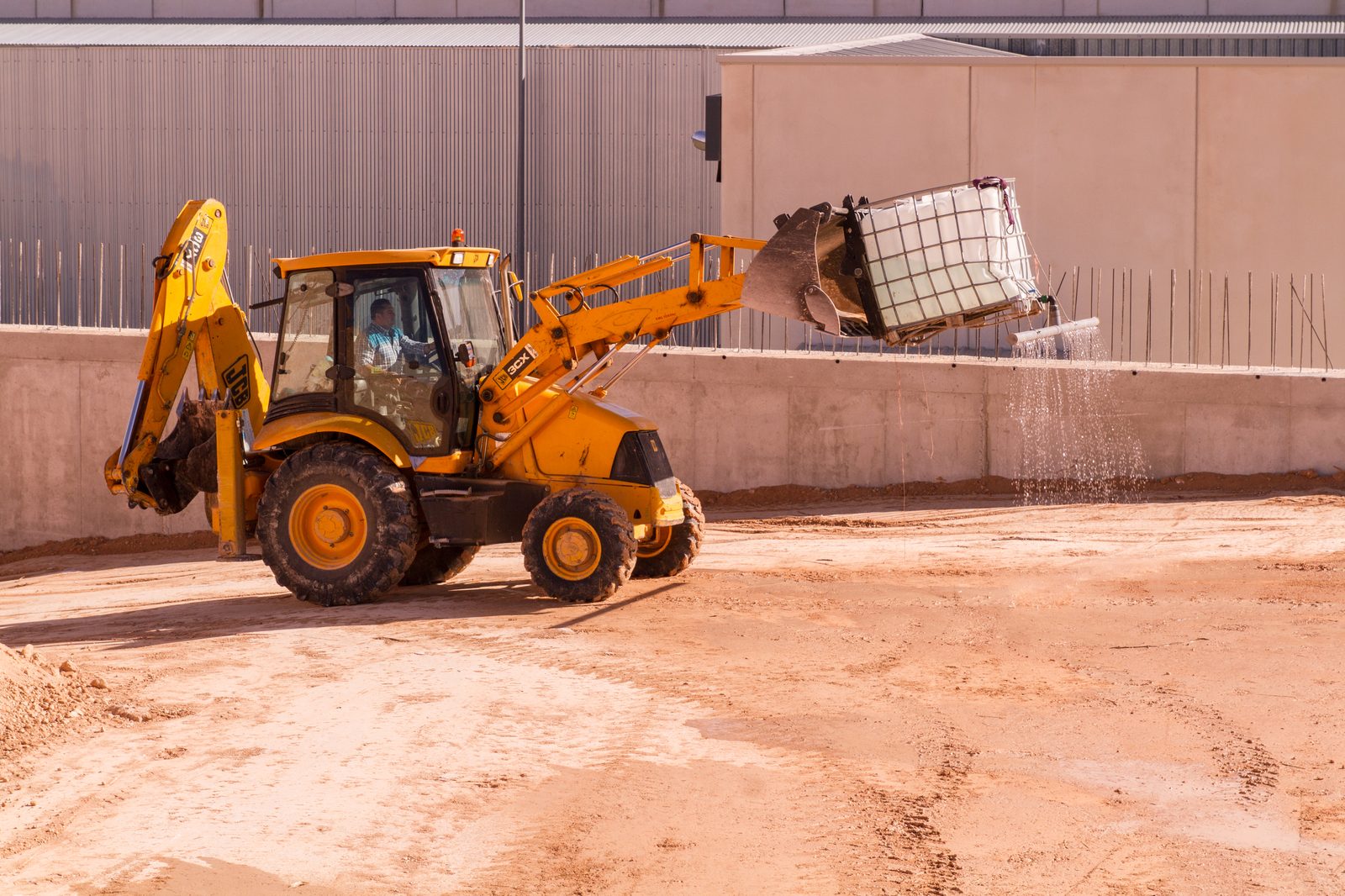 Retroexcavadora mixta José López Motos en obra industrial